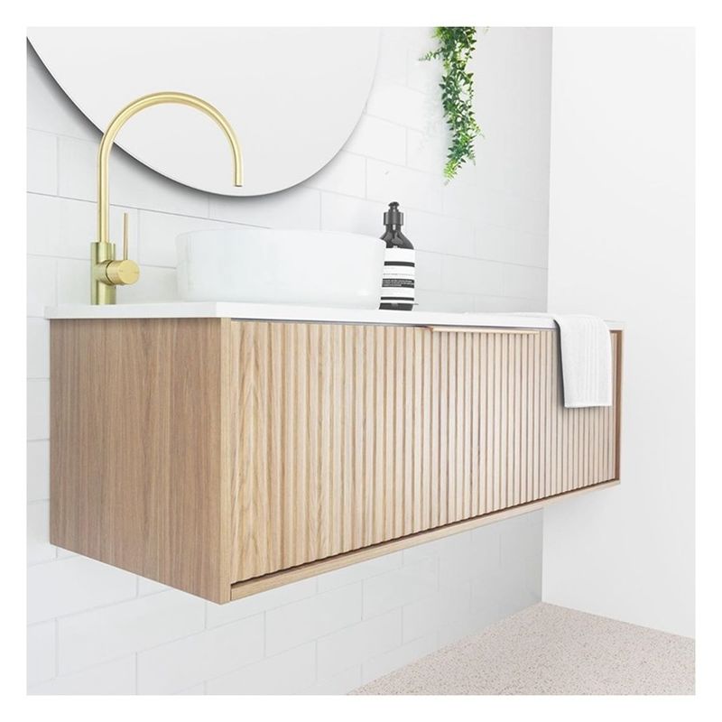 Vanità bagno appartamento con pannello di porta in legno massello e personalizzato legno leggero grano