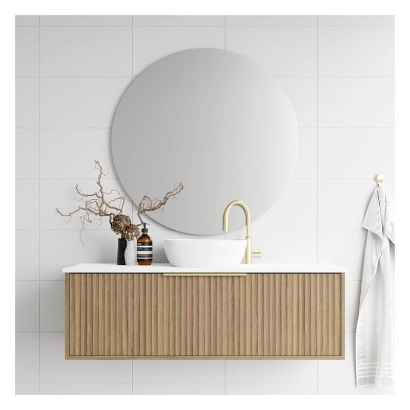 Vanità bagno appartamento con pannello di porta in legno massello e personalizzato legno leggero grano