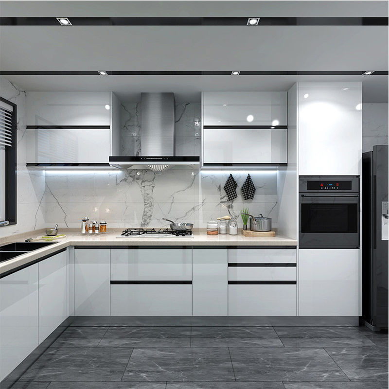 Moderno armadietto da cucina italiano con tavolo in pietra a bordo piatto e colore di rivestimento personalizzato