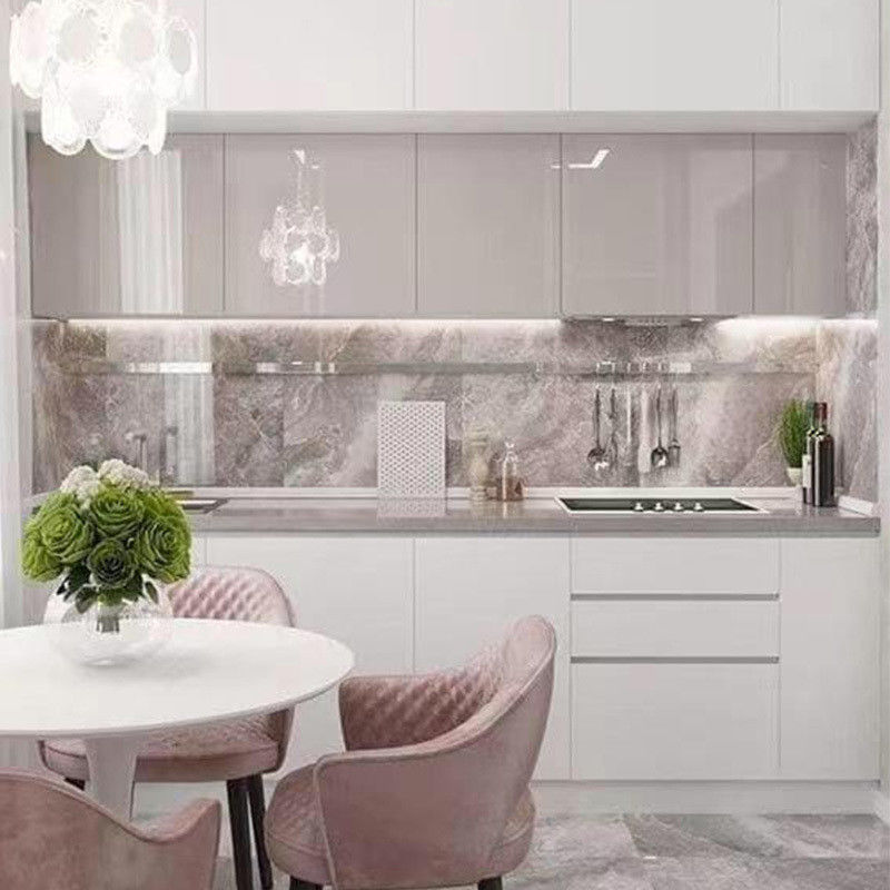 Moderno armadietto da cucina italiano con tavolo in pietra a bordo piatto e colore di rivestimento personalizzato