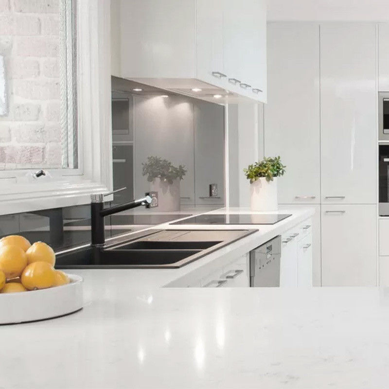 Moderno armadietto da cucina italiano con tavolo in pietra a bordo piatto e colore di rivestimento personalizzato