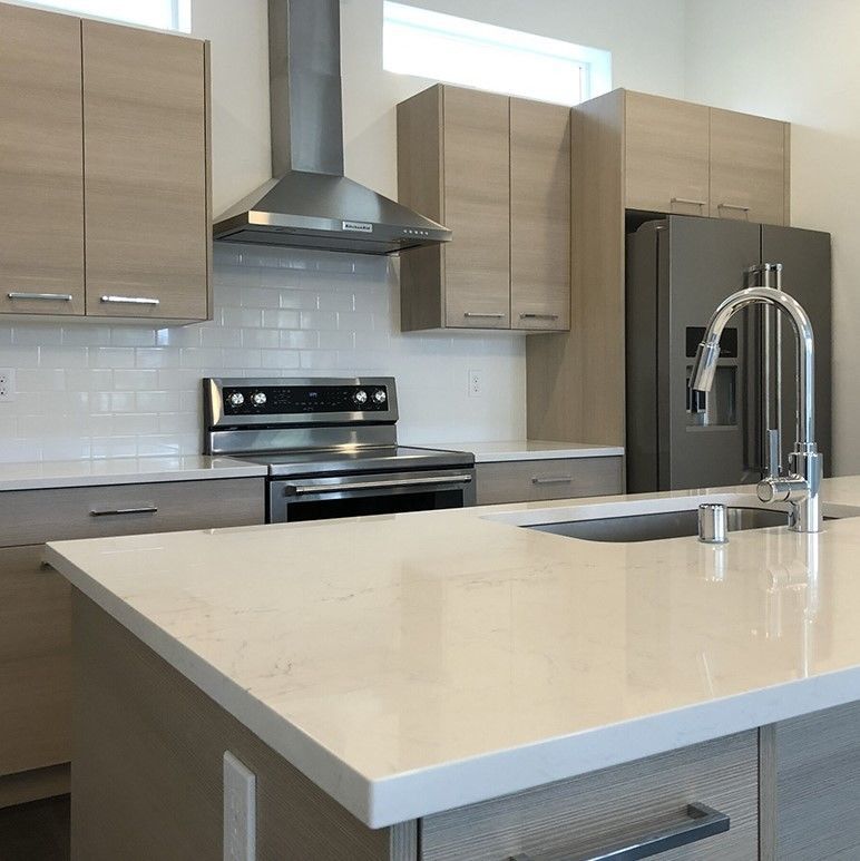 Arredamento per cucina a colori di rivestimento personalizzato con cassettiera e design moderno