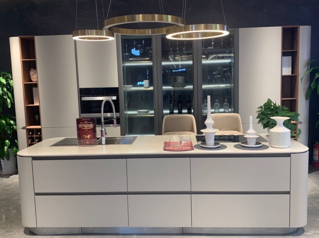 Arredamento per cucina a colori di rivestimento personalizzato con cassettiera e design moderno