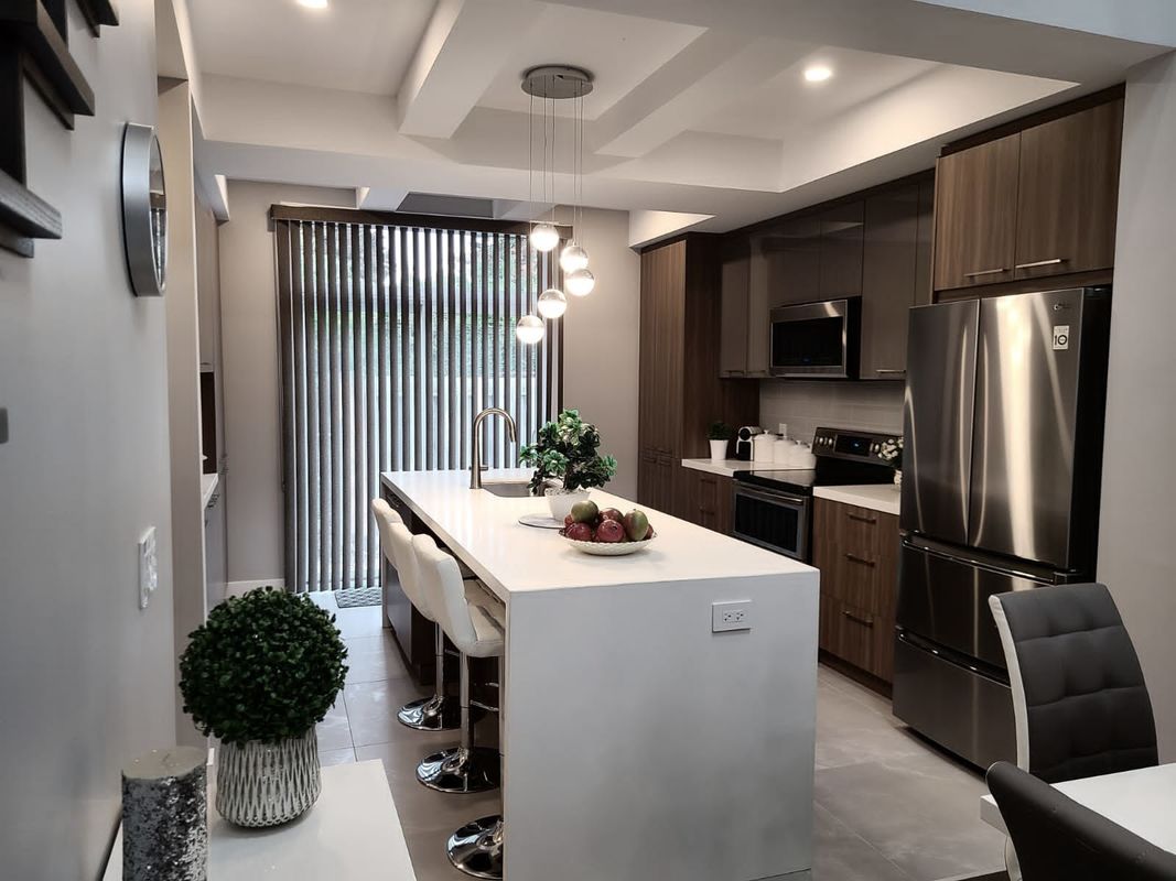 Arredamento per cucina a colori di rivestimento personalizzato con cassettiera e design moderno