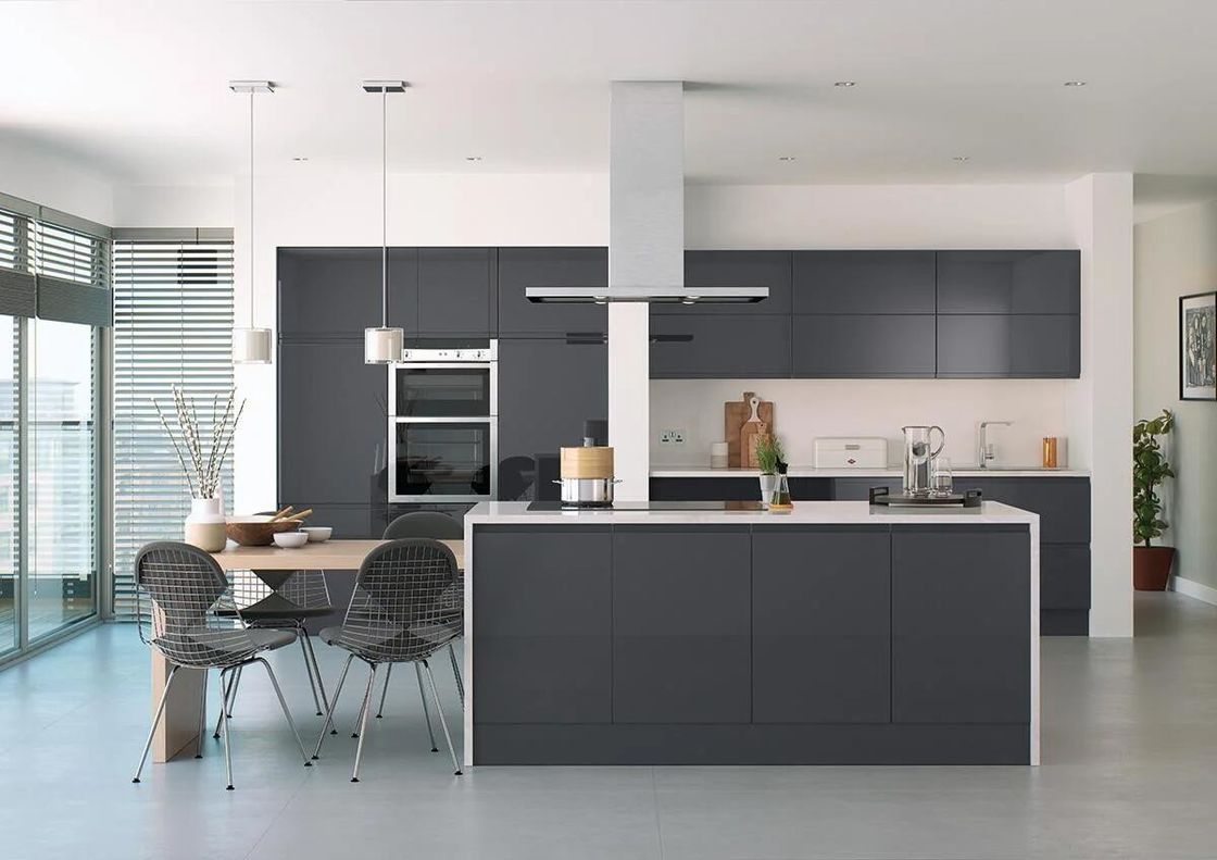Arredamento per cucina a colori di rivestimento personalizzato con cassettiera e design moderno