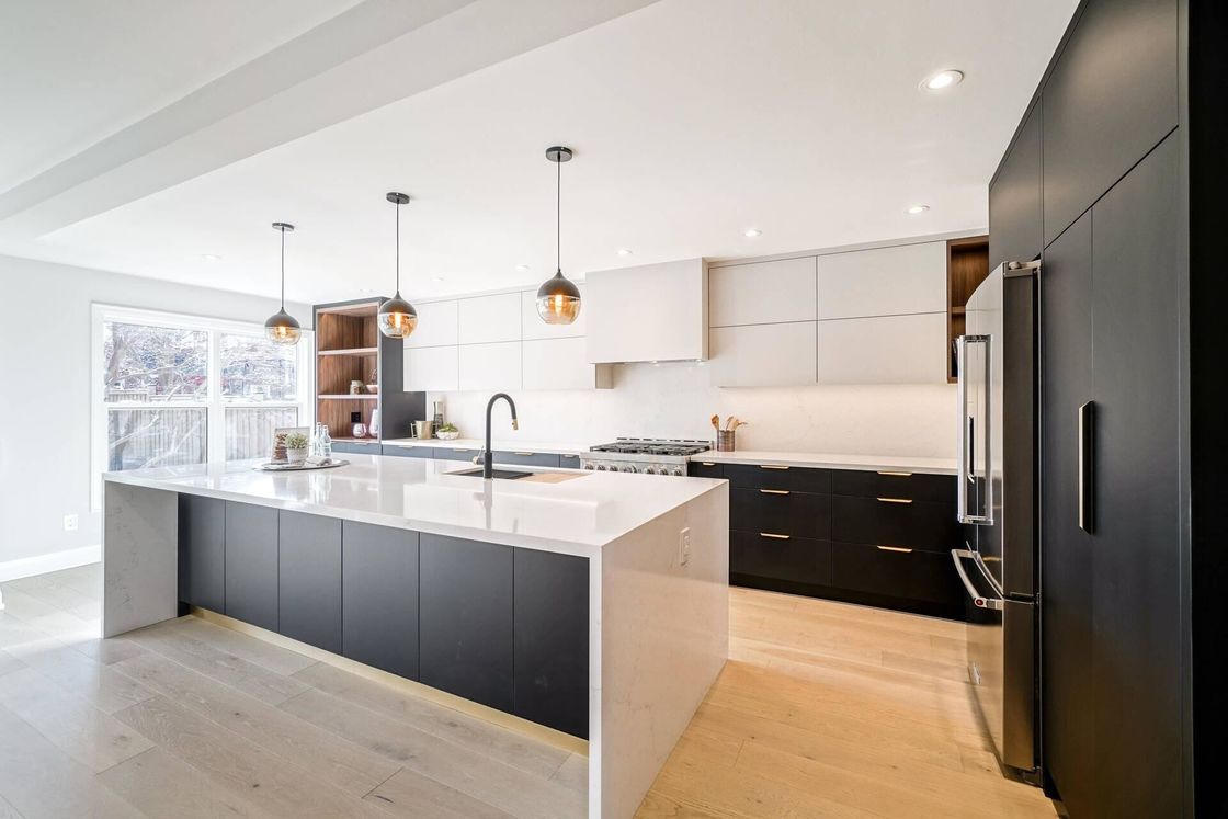 Arredamento per cucina a colori di rivestimento personalizzato con cassettiera e design moderno