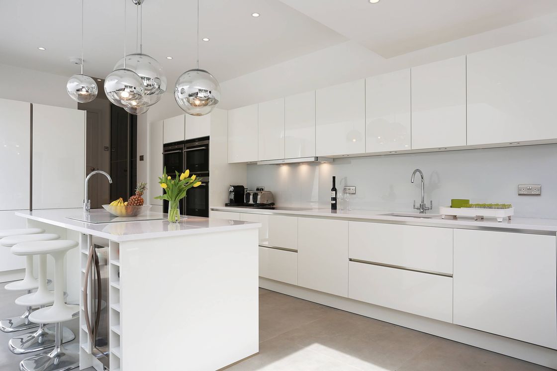 Armadio da cucina colorato gloss personalizzato per una facile pulizia in appartamenti popolari con mobili