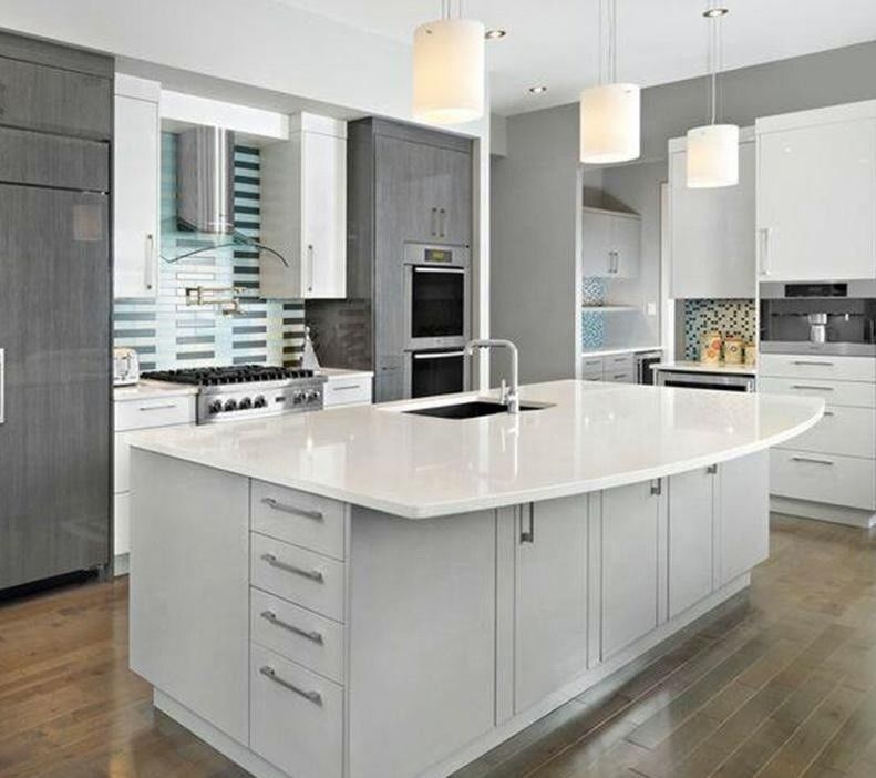 Set di armadietti in legno bianco per la ristrutturazione di vecchie cucine