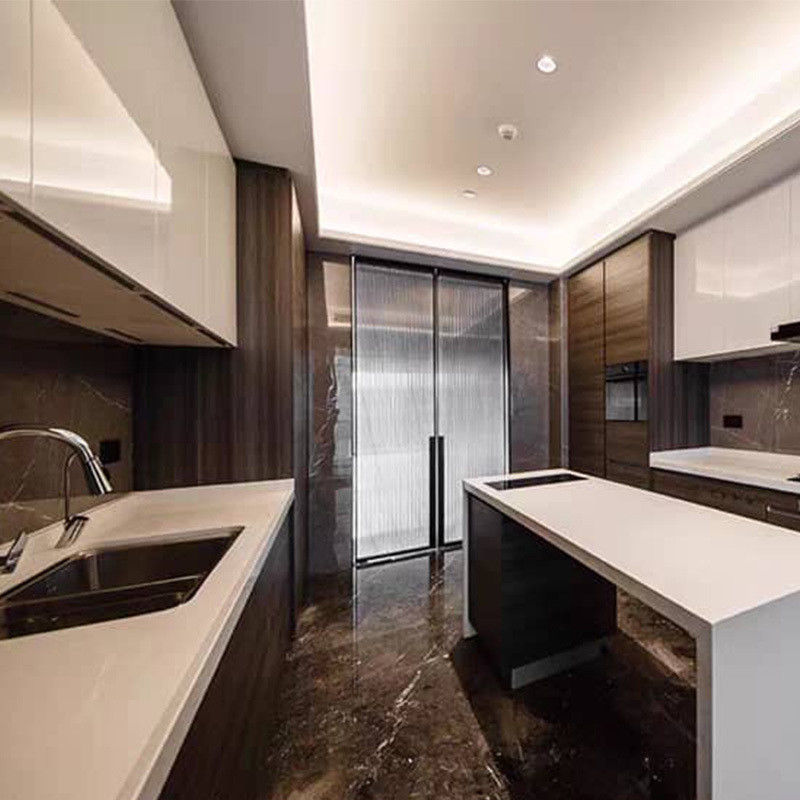 Set di armadietti in legno bianco per la ristrutturazione di vecchie cucine