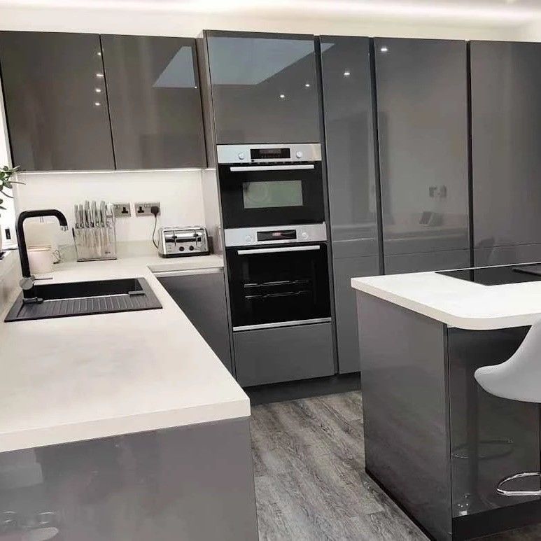 Dispositivi di cucina per appartamenti di lusso in legno bianco con contenitore per rifiuti