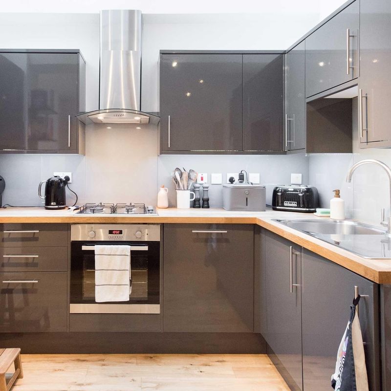 Armadio da cucina a colori lucidi con design e accessori moderni