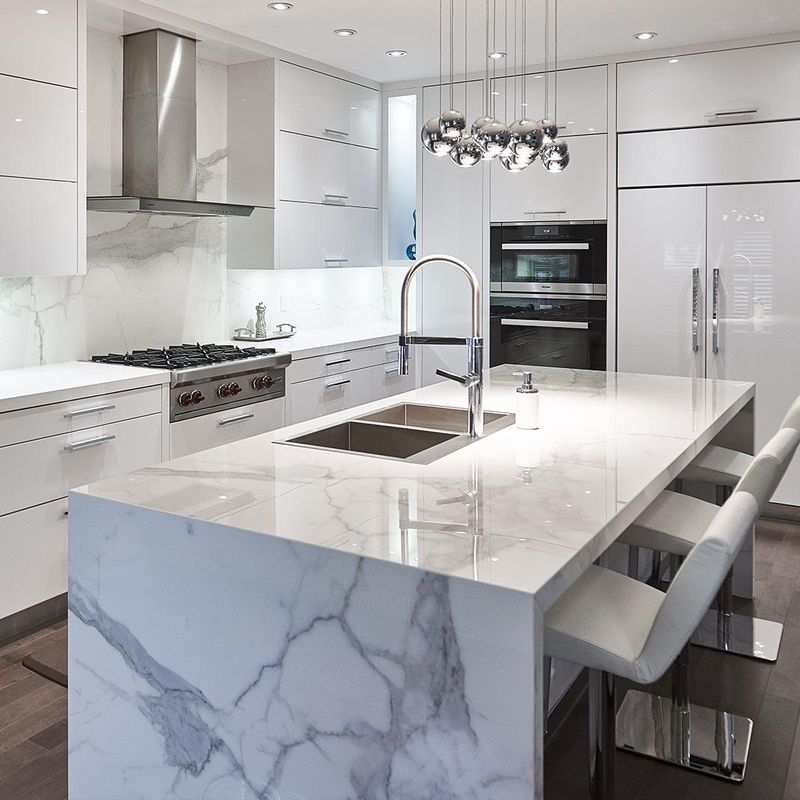 Armadio da cucina a colori lucidi con design e accessori moderni