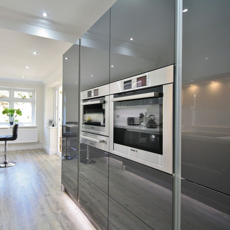 Armadio da cucina a colori lucidi con design e accessori moderni