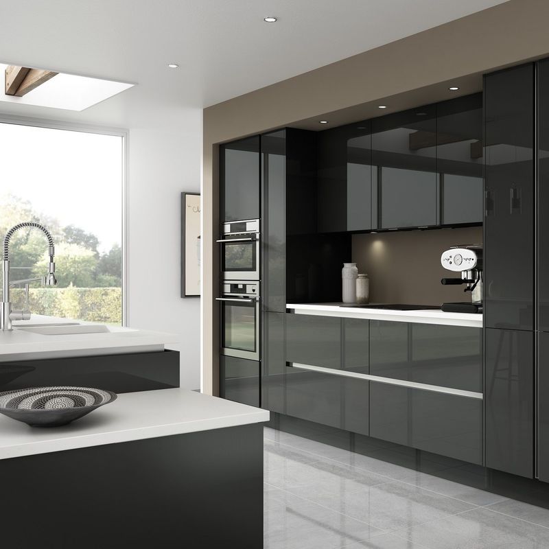 Armadio da cucina a colori lucidi con design e accessori moderni