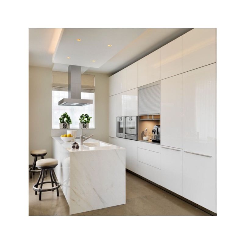 Arredamento da parete per cucina di lusso a colori di rivestimento personalizzato con bancone in pietra di quarzo
