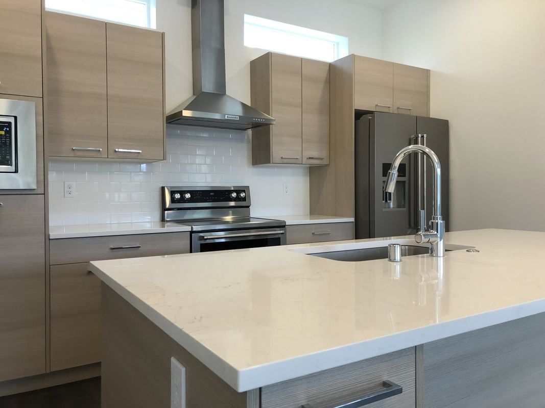 Arredamento da parete per cucina di lusso a colori di rivestimento personalizzato con bancone in pietra di quarzo