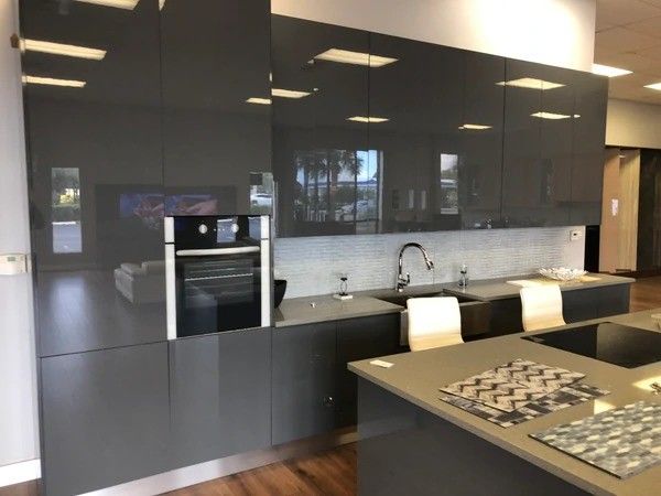 Moderno design Gloss Kitchen Cabinet Set realizzato con legno massello e accessori di calcio alle dita