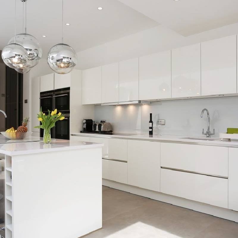 Armadio da cucina in lacca bianca personalizzato con pannello di porta a membrana in PVC e cassetto Blum