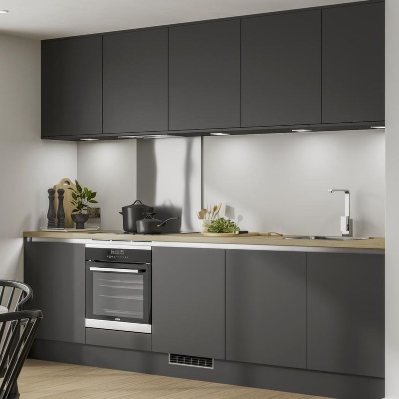 Moderno armadietto da cucina in bianco opaco per il rinnovamento di vecchie cucine in villa