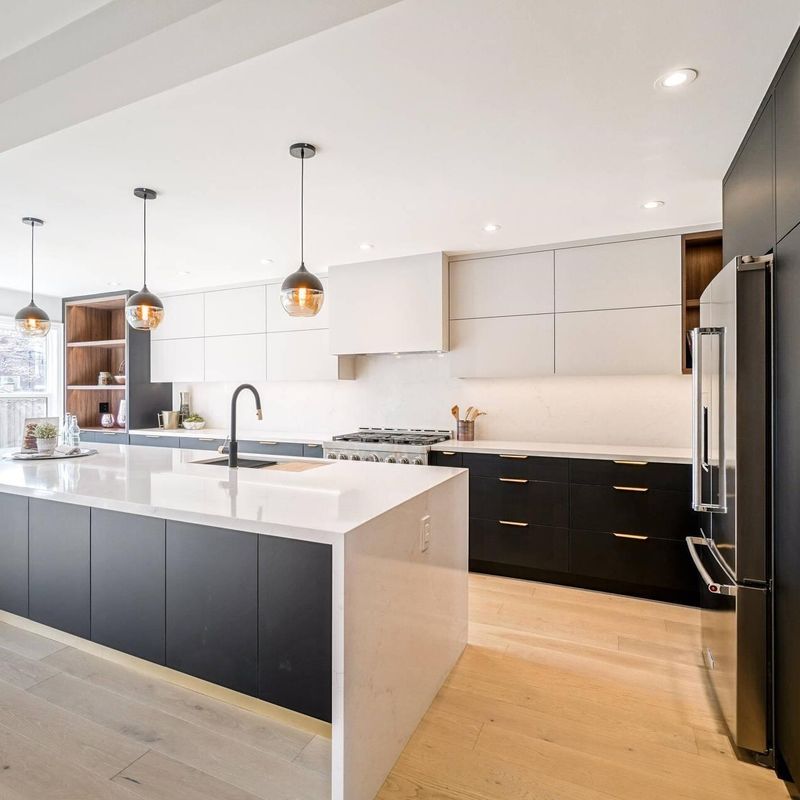 Moderno armadietto da cucina in bianco opaco per il rinnovamento di vecchie cucine in villa