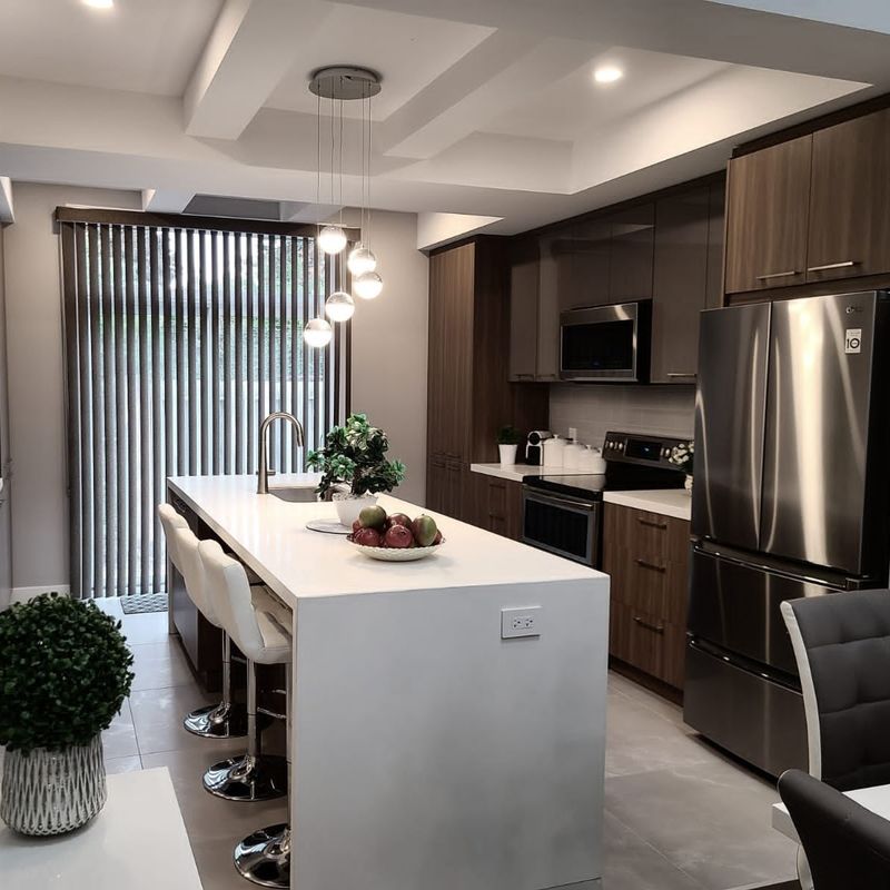 Moderno armadietto da cucina in bianco opaco per il rinnovamento di vecchie cucine in villa