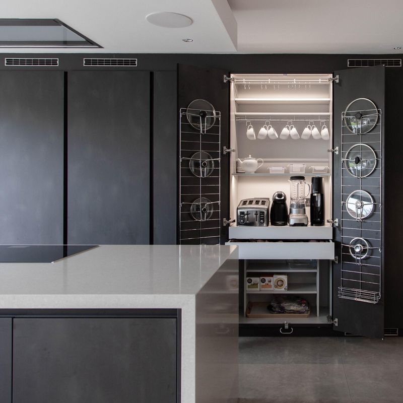 Moderno armadietto da cucina in bianco opaco per il rinnovamento di vecchie cucine in villa