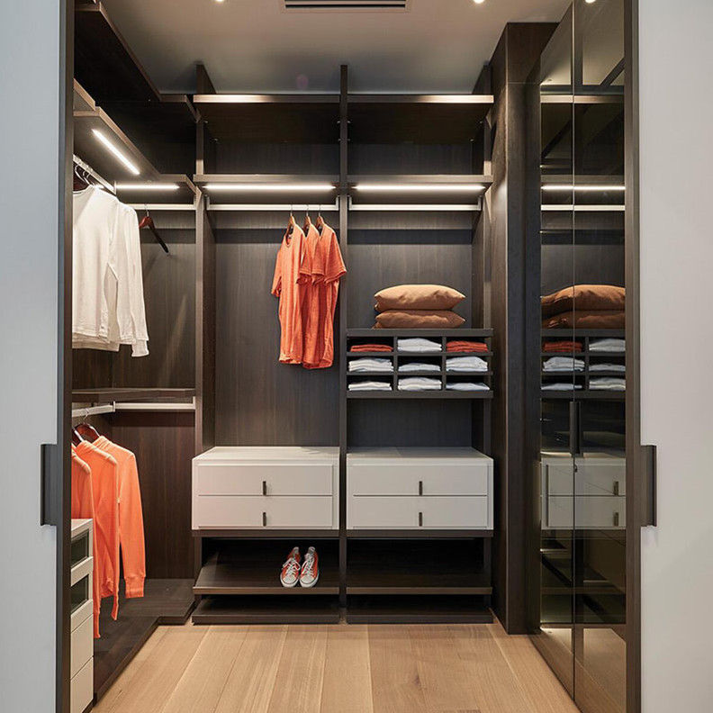 Dispositivi per camera da letto, armadio in legno massello, con design contemporaneo.