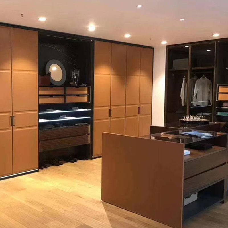 Dispositivi per camera da letto, armadio in legno massello, con design contemporaneo.