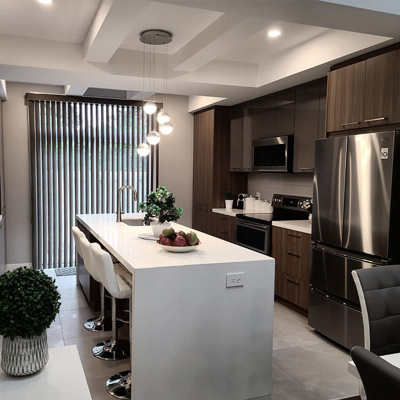 Modulo di cucina modulare di design moderno con porte di finitura in legno massello e lacca