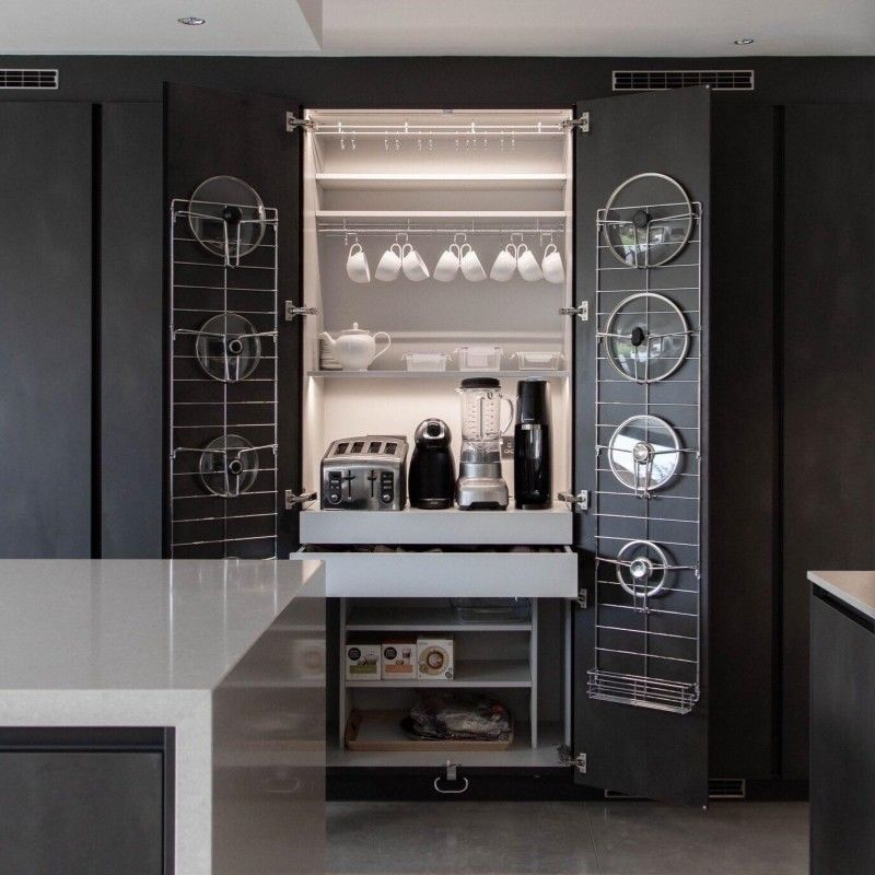 Armadio da cucina su misura con grande isola e Blum