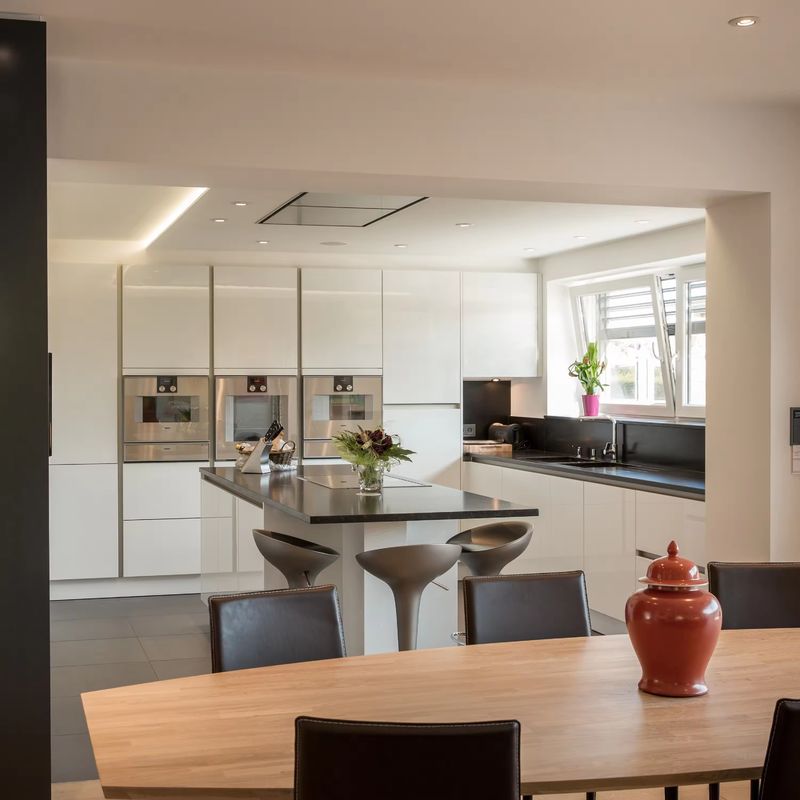 Set di armadietti da cucina in PVC in colore bianco su misura per il design moderno sul mercato