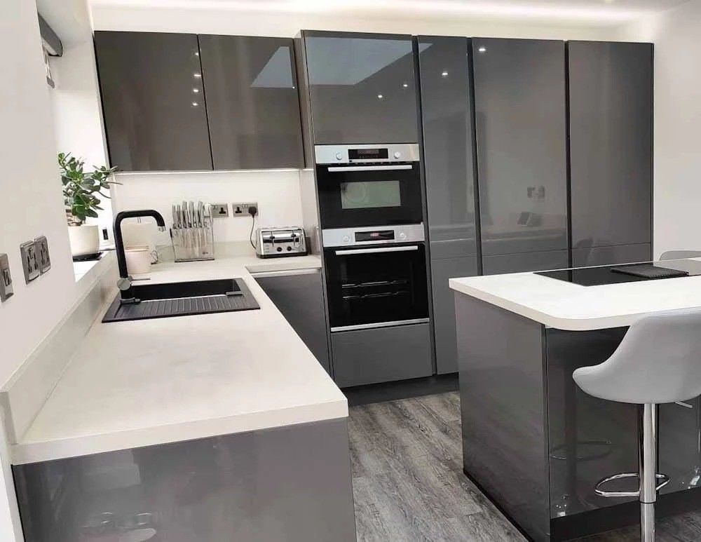 Comodo Lazy Susan Storage in Dark Pantry Unit Armadi da cucina con Blum Hardware