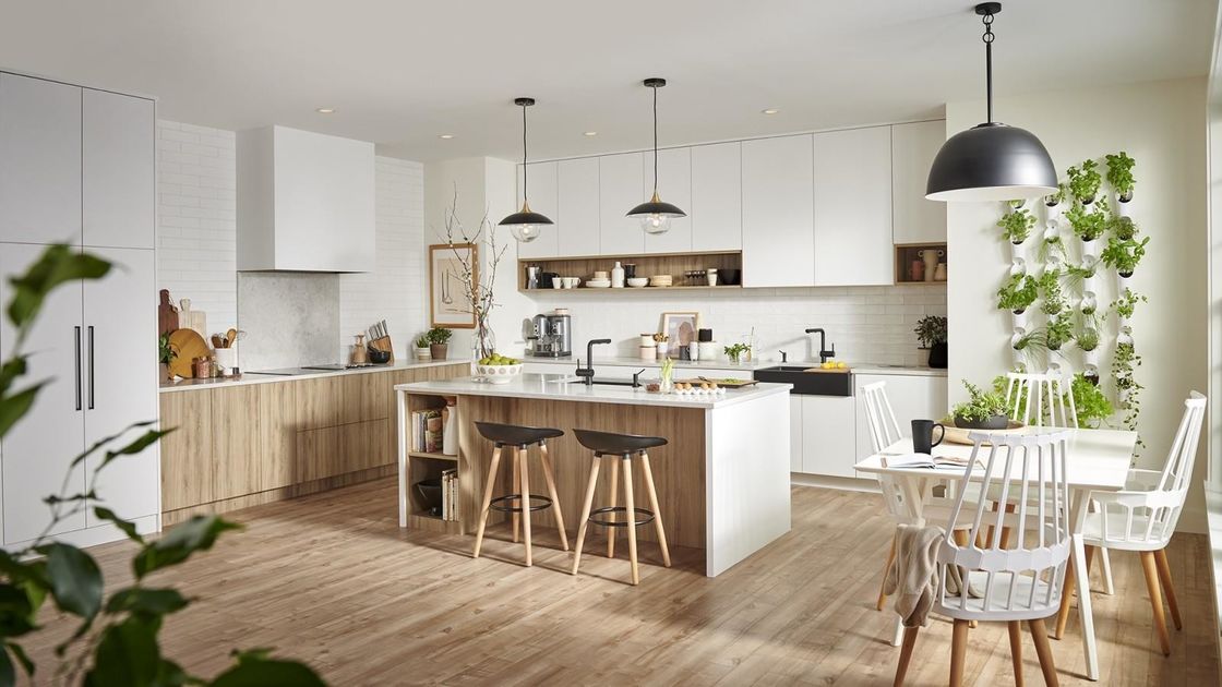 Comodo Lazy Susan Storage in Dark Pantry Unit Armadi da cucina con Blum Hardware