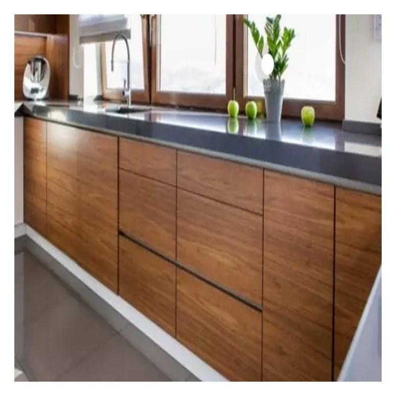 Armadi da cucina in legno massello personalizzati con porte in rivestimento lucido e lucido