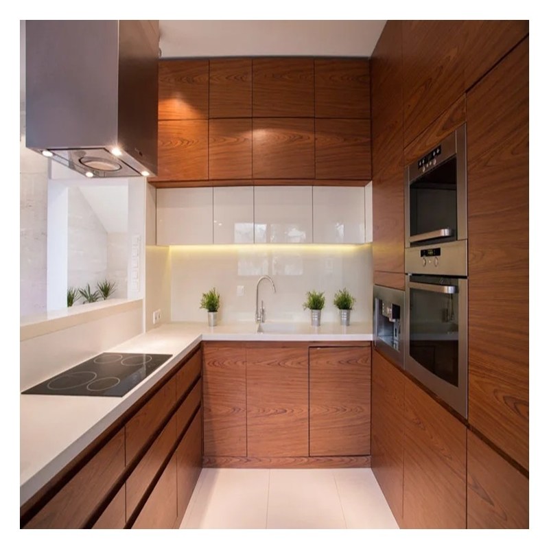 Armadi da cucina in legno massello personalizzati con porte in rivestimento lucido e lucido