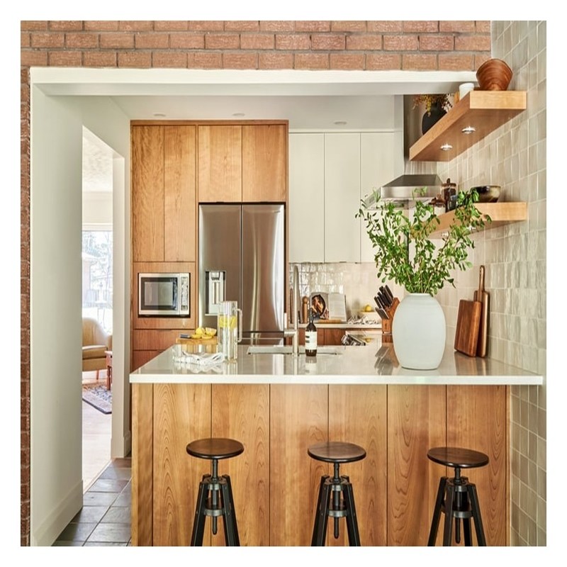 Armadi da cucina in legno massello personalizzati con porte in rivestimento lucido e lucido