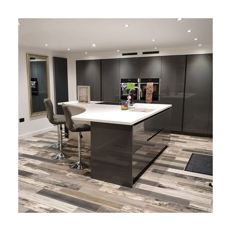 Finitura in rivestimento di PVC nero, con design moderno e colore personalizzato