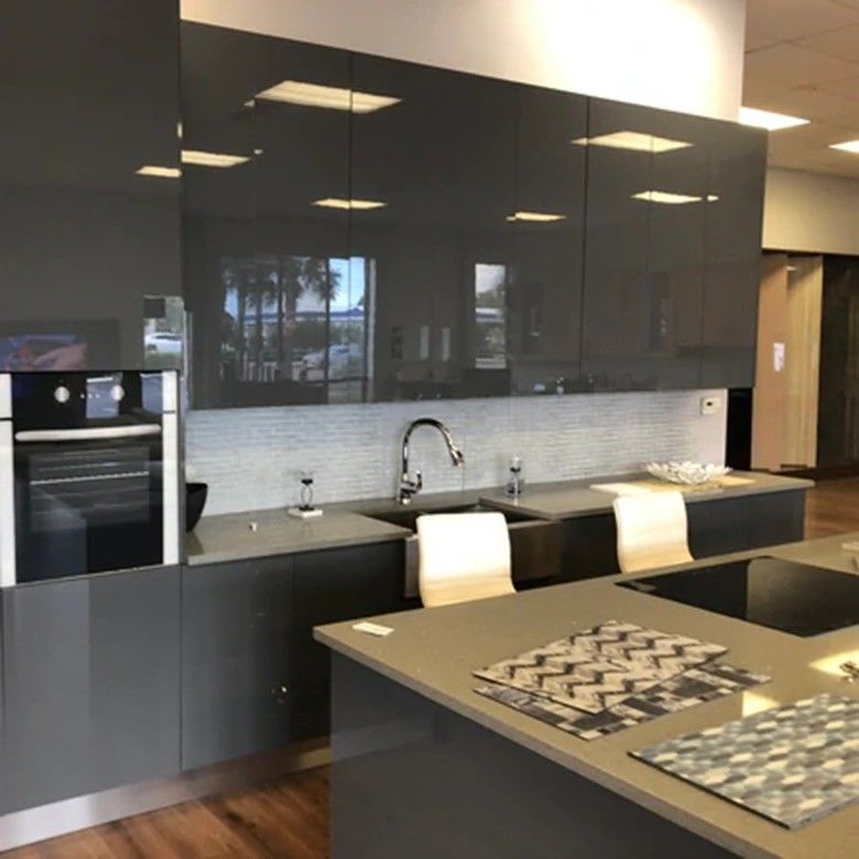 Finitura in rivestimento di PVC nero, con design moderno e colore personalizzato