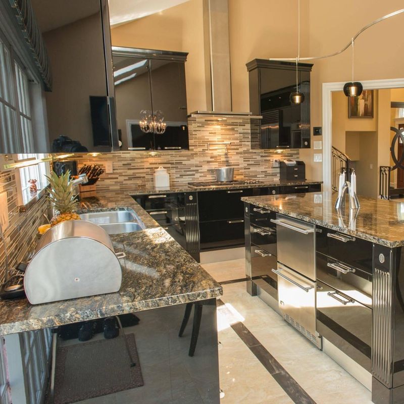 Finitura in rivestimento di PVC nero, con design moderno e colore personalizzato