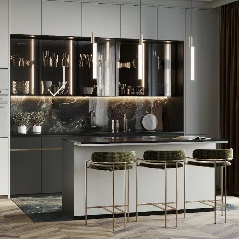Armadio da cucina in stile europeo con porta di vetro e ripiano a parete a prova di fuoco