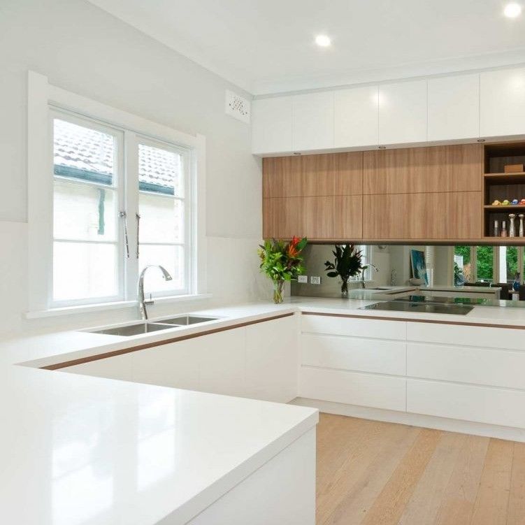 Carcassa di legno compensato di alta lucentezza con lacca, armadietto di cucina moderno completo.