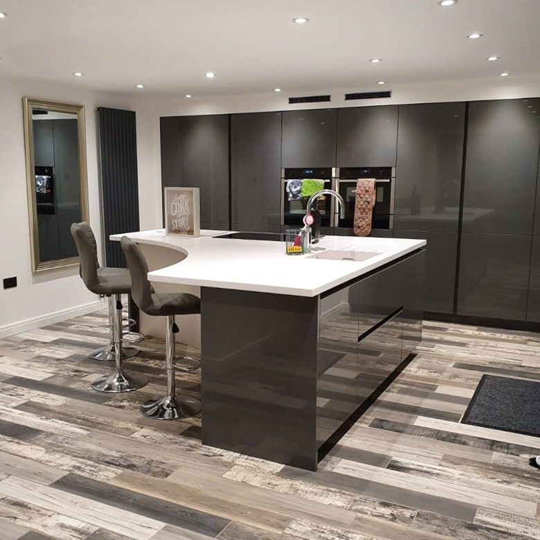 Carcassa di legno compensato di alta lucentezza con lacca, armadietto di cucina moderno completo.