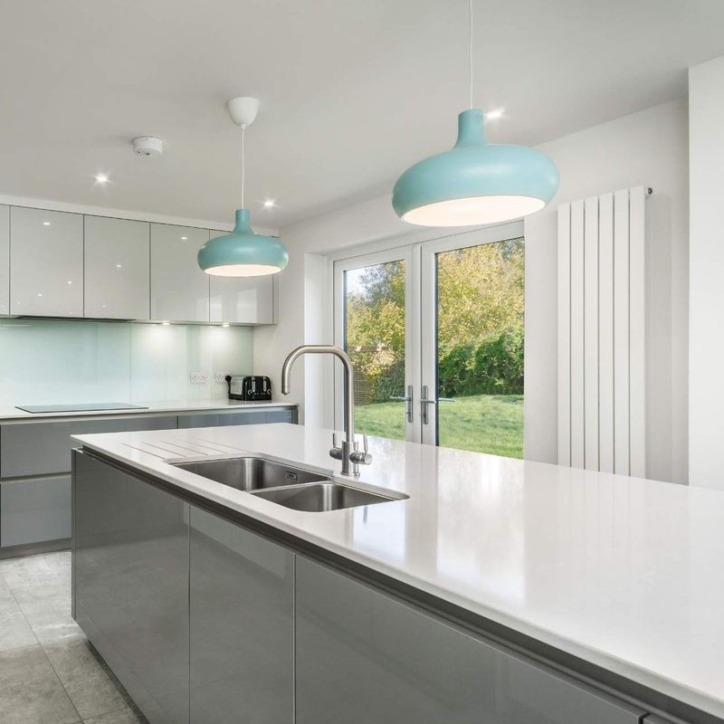 Moderne unità di armadietto di cucina in lacca su misura con opzione di personalizzazione del colore del rivestimento