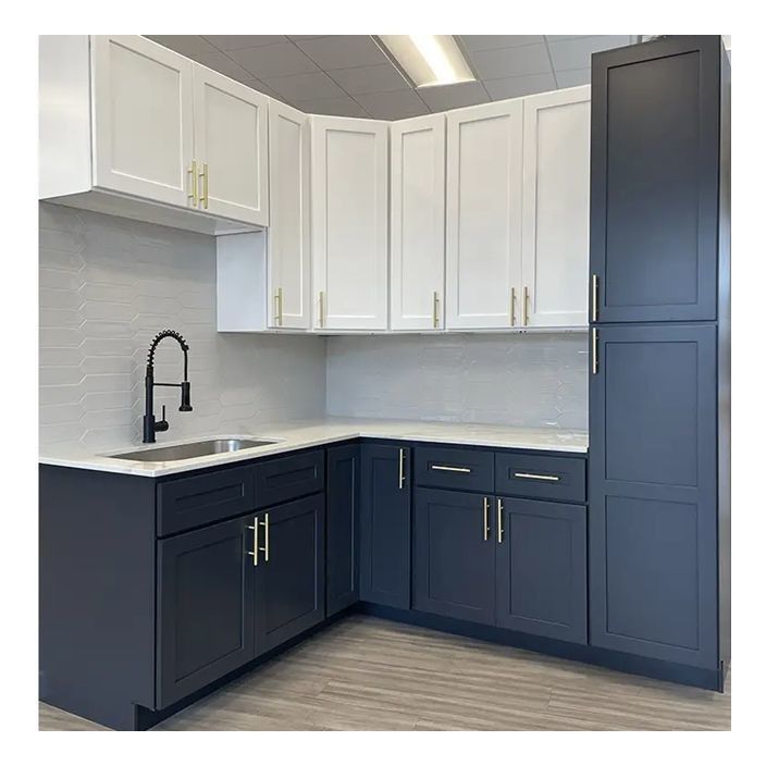 Modern Style Shaker Armadi in legno massello con finitura in lacca bianca e design in vetro