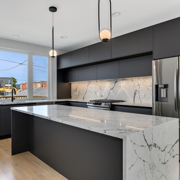 Armadietti di stoccaggio in grigio chiaro opaco senza maniglia Blum per il design di mobili da cucina moderni