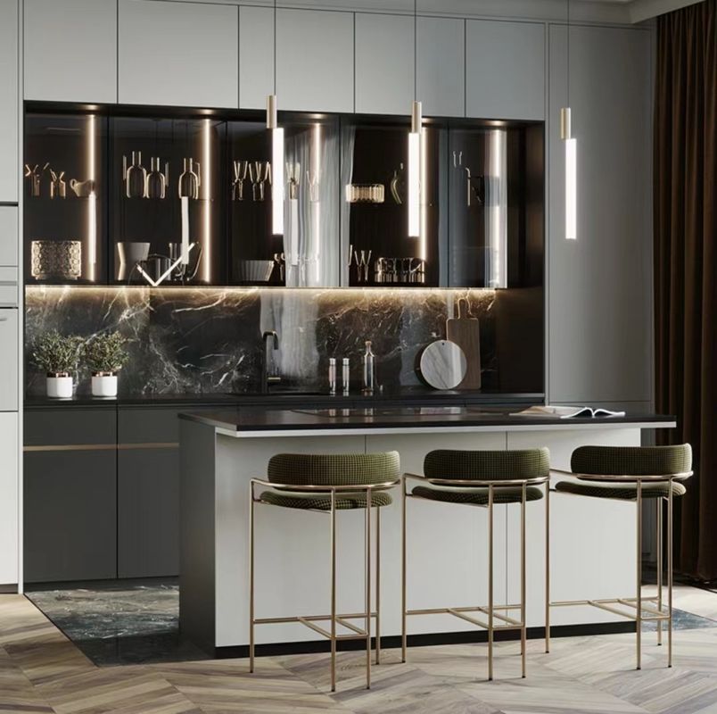 Armadietti di stoccaggio in grigio chiaro opaco senza maniglia Blum per il design di mobili da cucina moderni