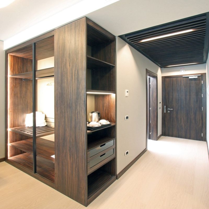 Pannelli pieghevoli Moderno armadio di camera da letto in legno Armadio design per hotel personalizzato di fascia alta