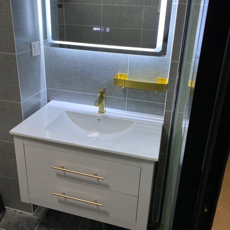 Set di vanità per bagno di design moderno di fascia alta con montaggio a parete e finitura in PVC / lacca