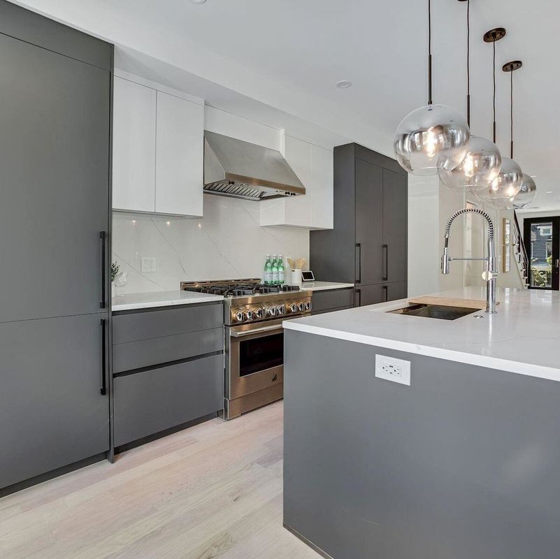 Moderno gabinetto da cucina interno Set con forma di isola grigia e porte in MDF a prezzi accessibili