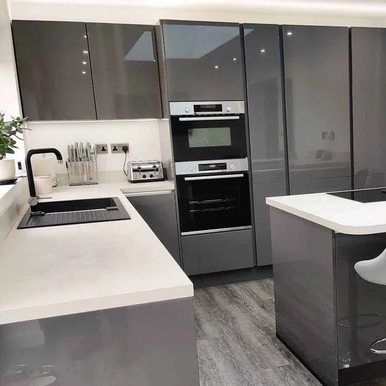 Moderno gabinetto da cucina interno Set con forma di isola grigia e porte in MDF a prezzi accessibili